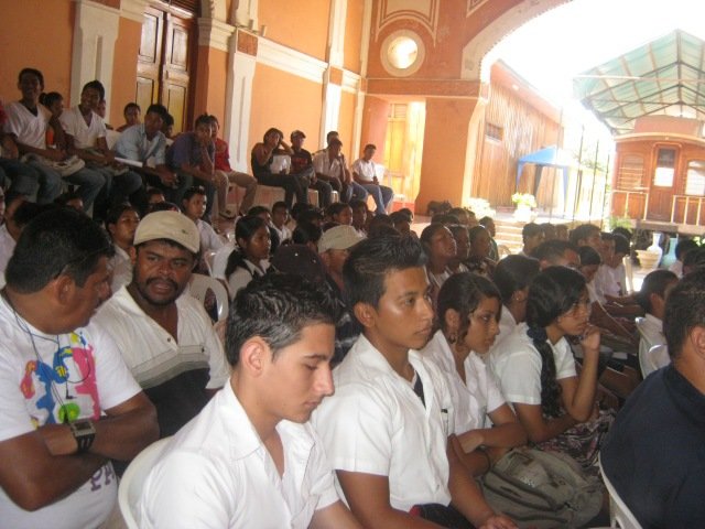 Jovenes estudiantes de centros tecnicos